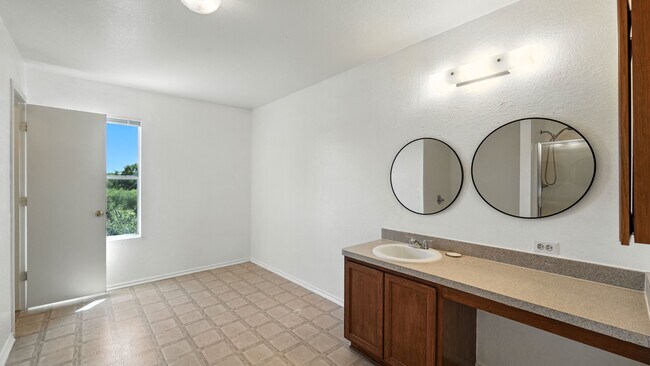 Building Photo - 209 Hinge Loop