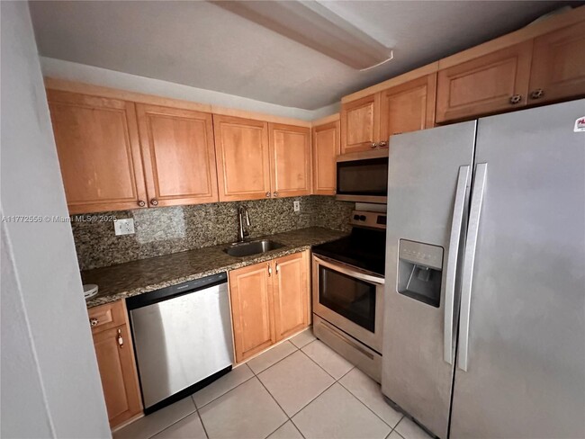 Building Photo - 9320 Fontainebleau Blvd