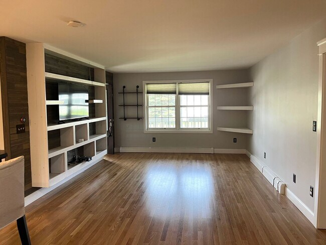 Building Photo - Rare Find Single Family Home in South Port...
