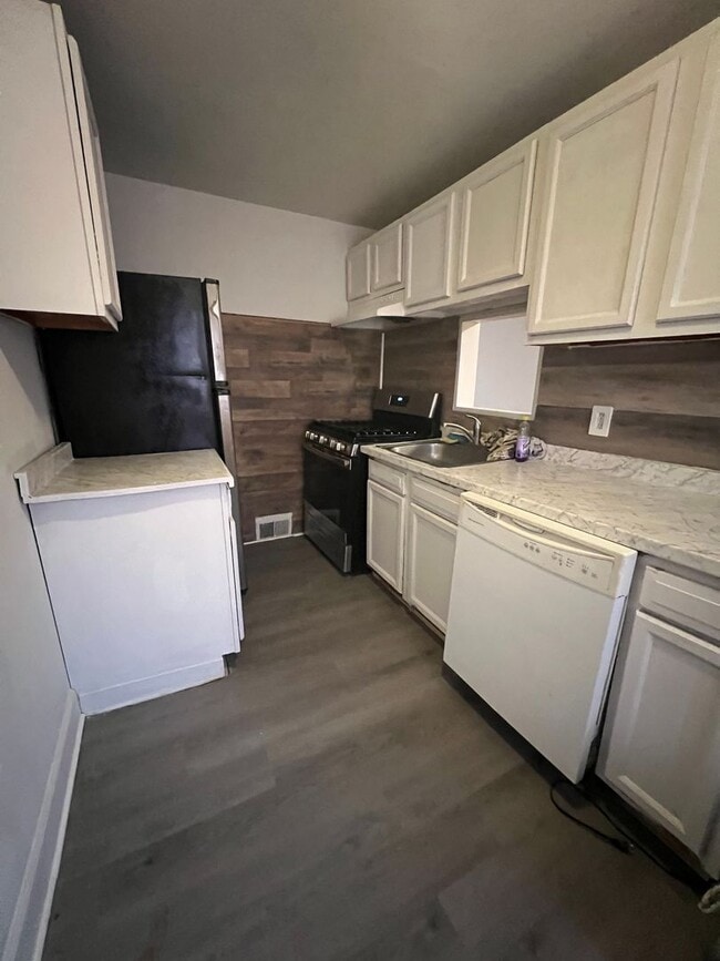 Building Photo - Stunning 3-Bedroom Townhome in Overbrook Park with Finished Basement! Available mid-March!