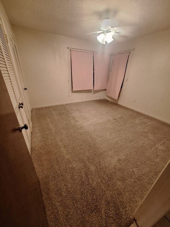 Building Photo - Spacious 3 bedroom, 2 bath