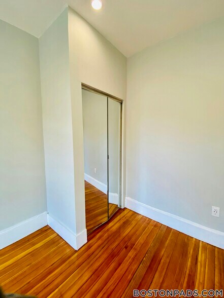 Building Photo - 164 Hyde Park Ave