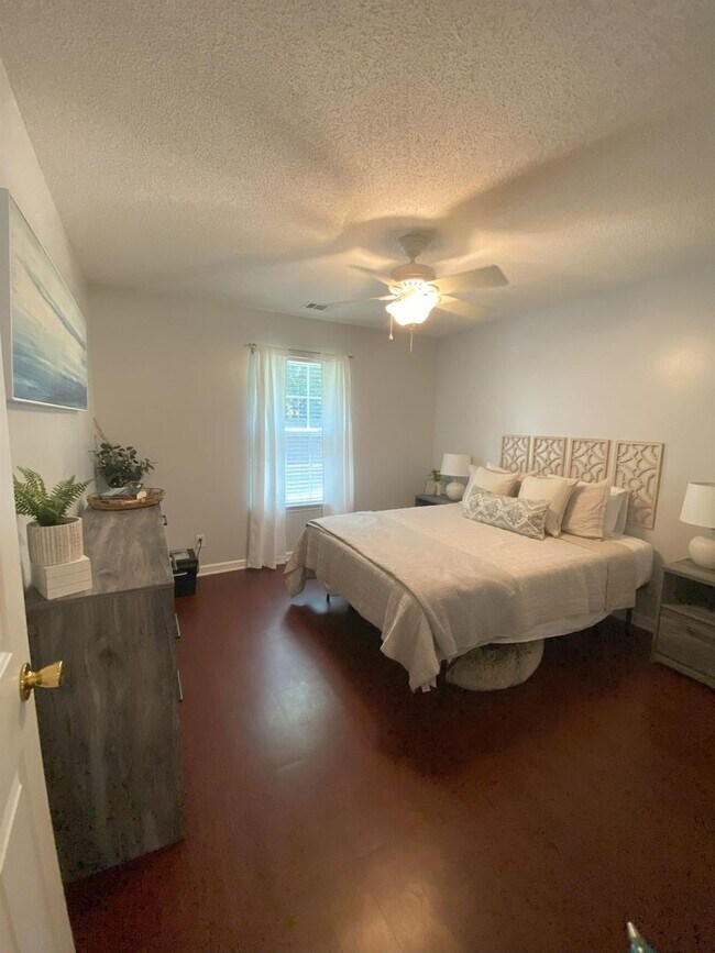 Building Photo - Beautiful 3 Bedroom Home with Fireplace & Private Backyard in Pooler