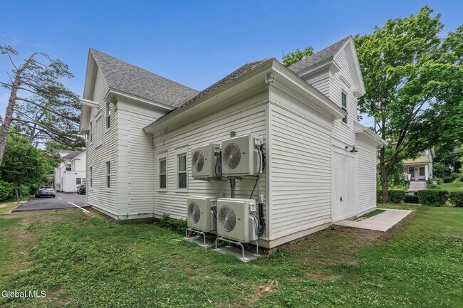 Building Photo - 521 Warren St