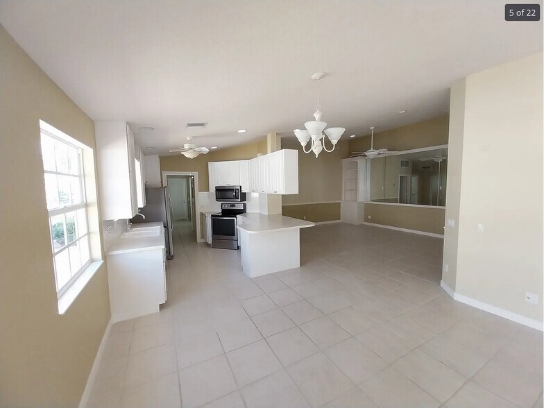 Building Photo - 4910 Kingston Way