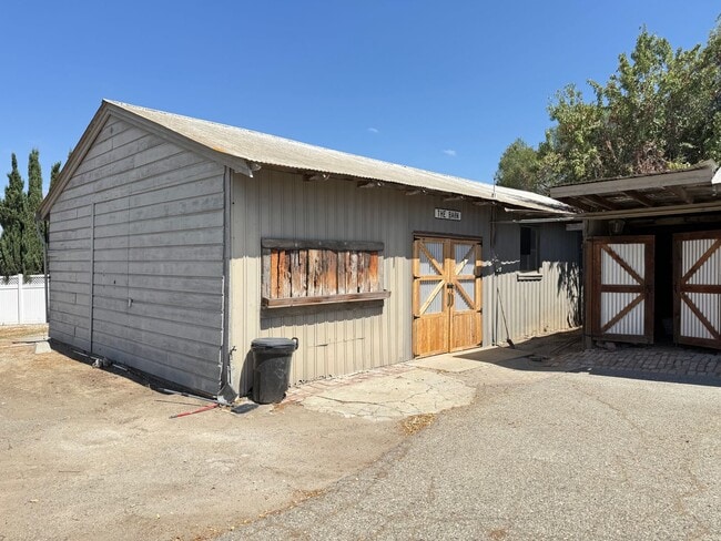 Building Photo - 1630 Hillcrest Rd