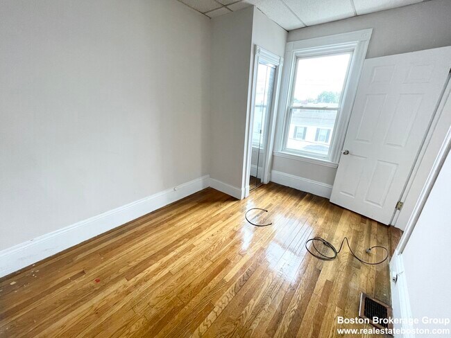 Building Photo - 26-28-28 Harbor View St