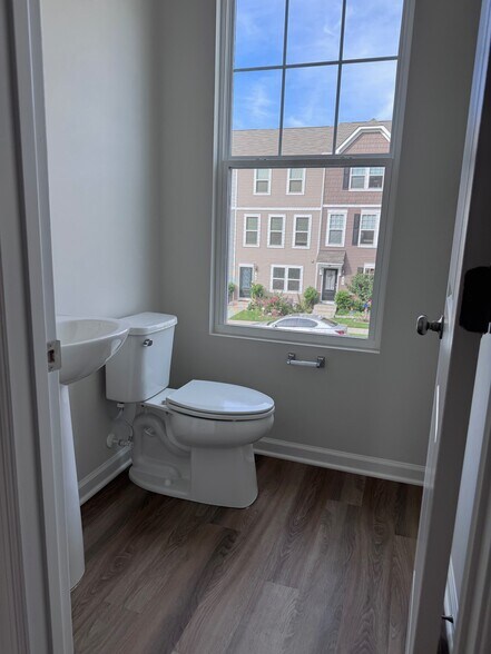 Powder room - 91 Anthem St