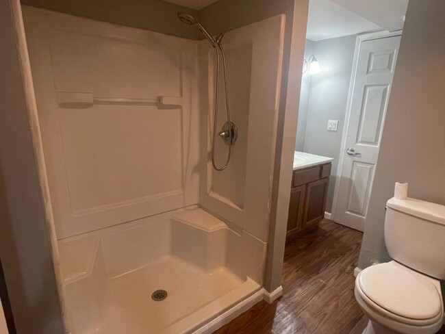 Building Photo - Spacious 4 Bed / 2 Bath Home with Large Ba...