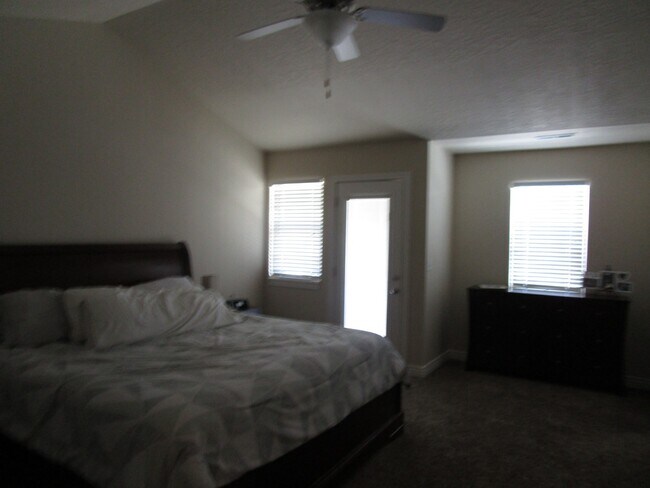 Building Photo - Beautiful 3 bed 2.5 bath Split Mountain Condo.