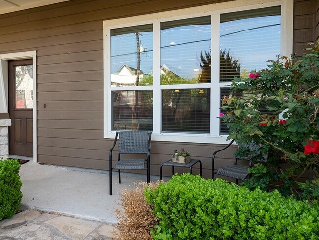 Building Photo - 5605 Roosevelt Ave