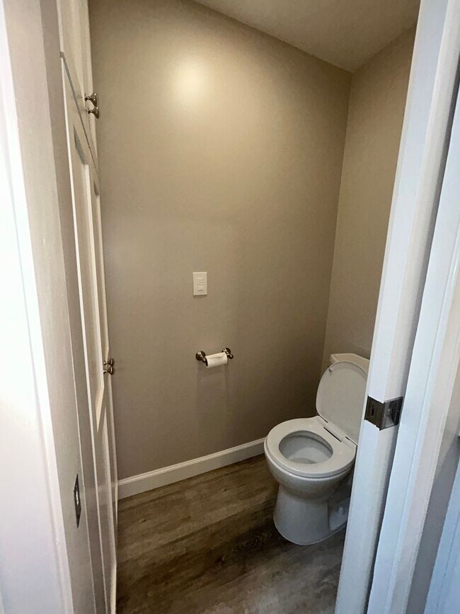 Building Photo - Beautiful 3 Bedroom 2 Bath condo!!