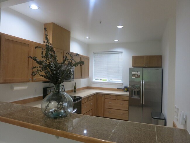 Building Photo - Beautiful 2 Bedroom Condo in Sammamish