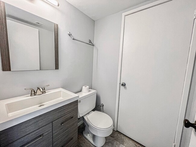 Building Photo - Recently Renovated Contemporary Apartment In Lovely Mosbys Landing