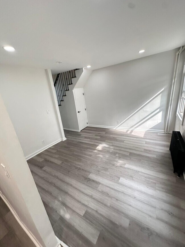 Building Photo - 109 S 7th Ave