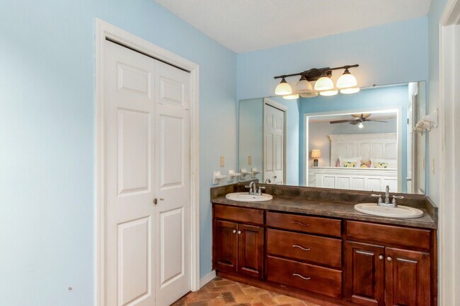 Building Photo - Great house with a pool in Satsuma!