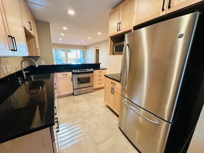 Building Photo - 2Bd/1Ba Bellevue Condo