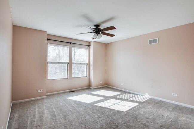 Building Photo - 417 Plaza Pl