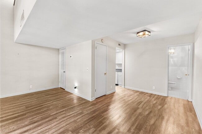 Building Photo - Discover the most affordable home in Belle Forest, located in Nashville's highly coveted 37221 zi...