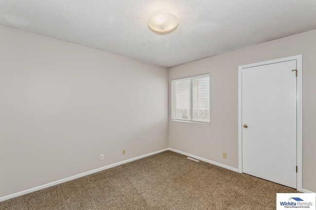 Building Photo - Showings starting 01/09!