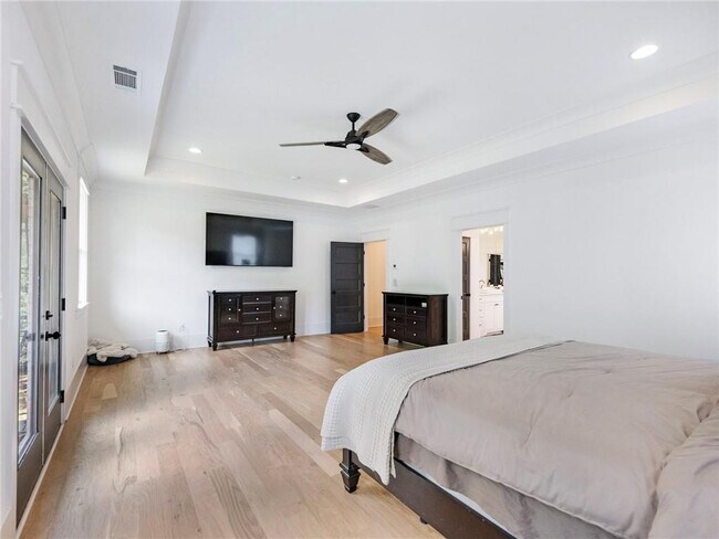 Building Photo - 566 Versailles Dr
