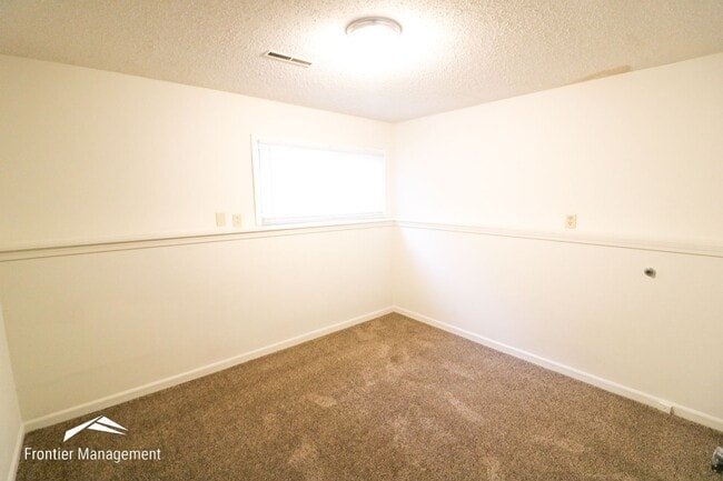 Building Photo - Spacious 3 bedroom townhome with a fenced in backyard!