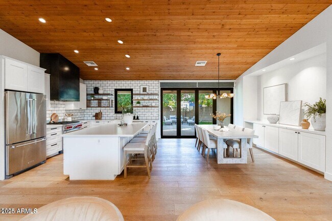 Building Photo - 3931 E Glenrosa Ave