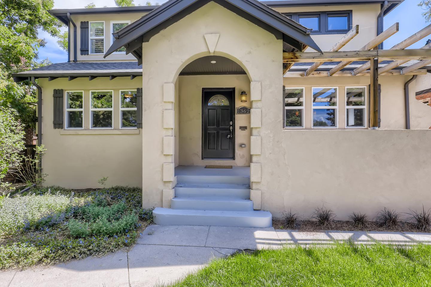 Building Photo - Spectacular Mayfair home with great backyard entertaining