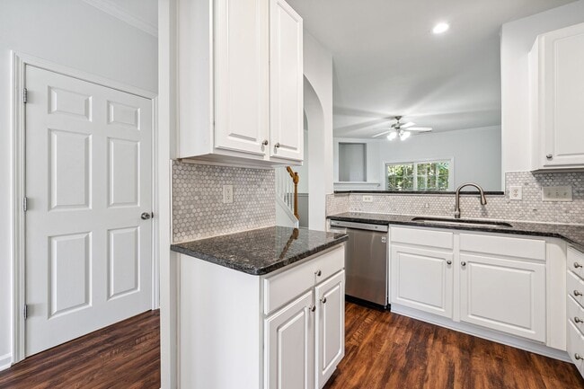 Building Photo - Spacious Townhome with Finished Basement -...