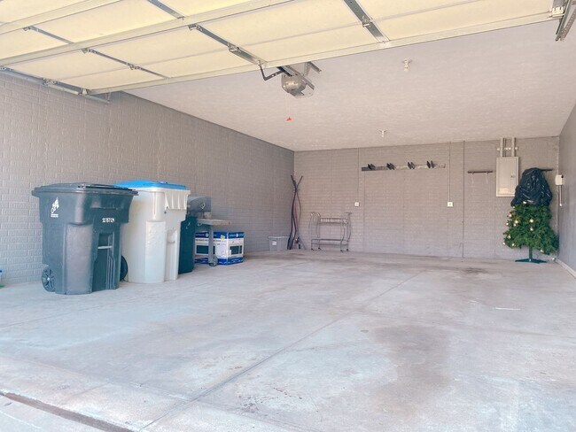 Building Photo - Beautiful 3 bed 2 bath house $1995, Glenmo...