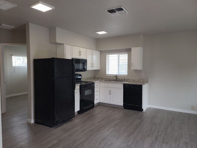 Building Photo - Remodeled 2 bedroom near Midtown