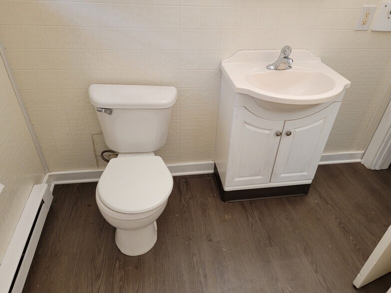 Building Photo - 100 E Elm St