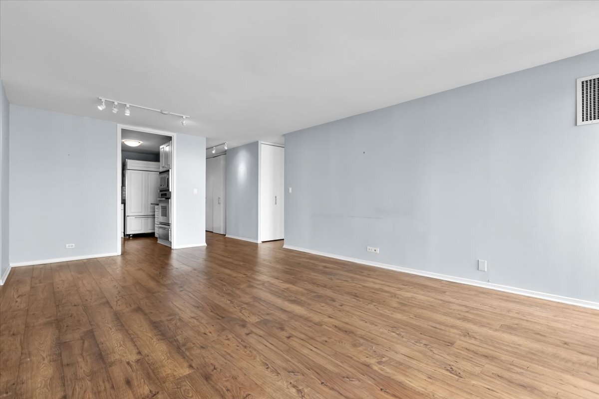 Building Photo - 1660 N La Salle Dr