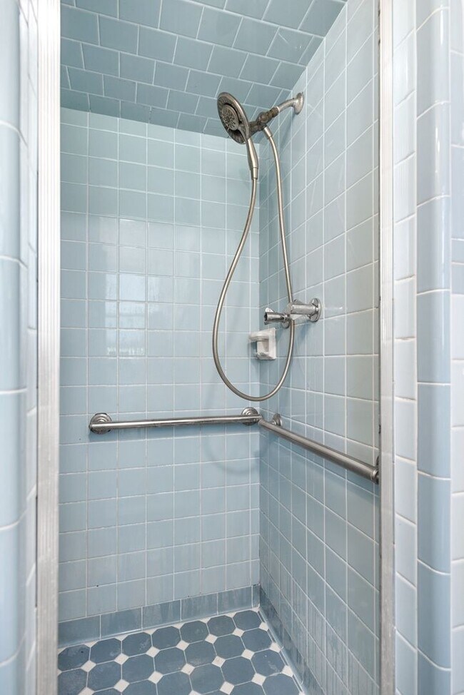 Building Photo - Renovated 4 Bed, 4 Bath Single Level Home, No HOA