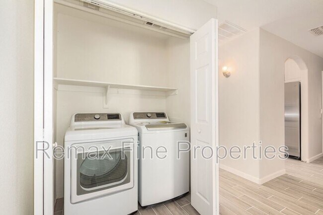 Building Photo - 1851 E Carla Vista Dr