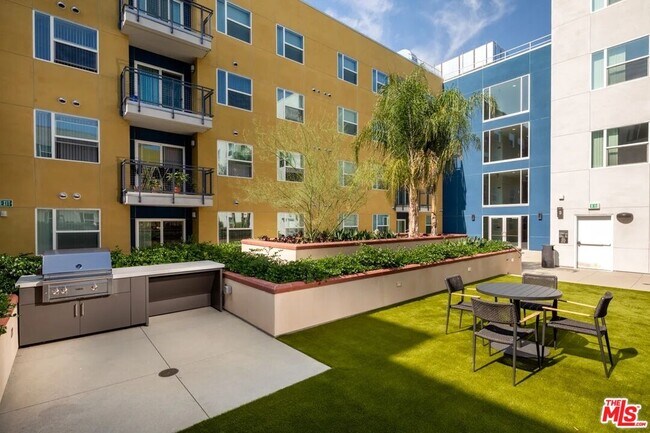 Building Photo - 10568 Gateway Prom