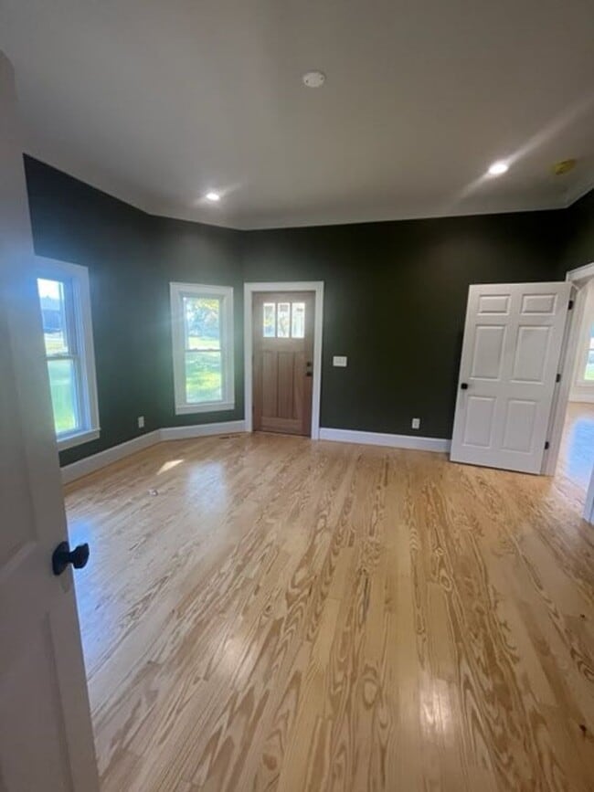 Building Photo - Modern Farmhouse for Rent in Browns Summit NC