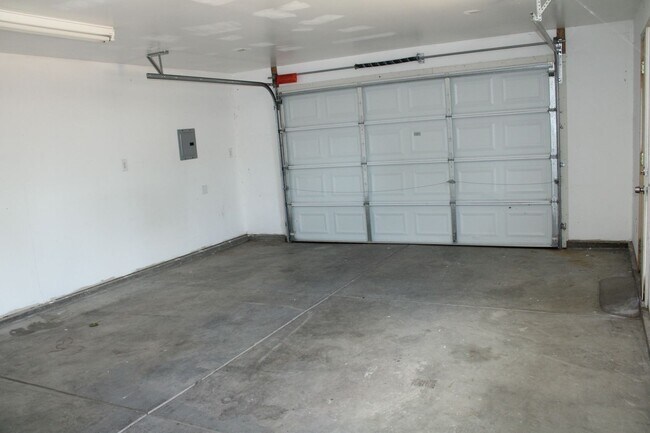 Building Photo - Ready for Move In! Three Bedroom, 1 1/2 Bathroom House with 2 Garages and Side Yard Access in Pit...