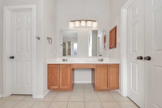 Building Photo - 8719 Sailing Dr