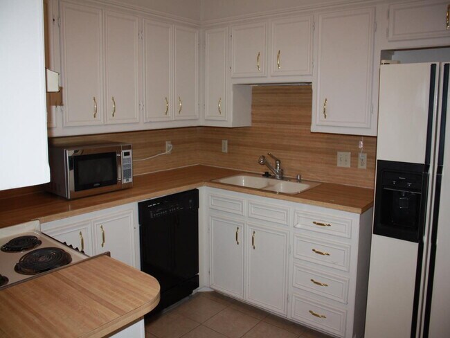 Building Photo - Duplex Conveniently Located Next to the Elementary, Jr. High & Park!