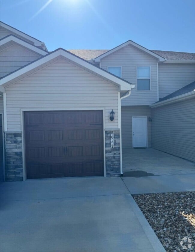 Building Photo - Coming Soon: Charming 2-Bedroom, 2.5-Bath ...