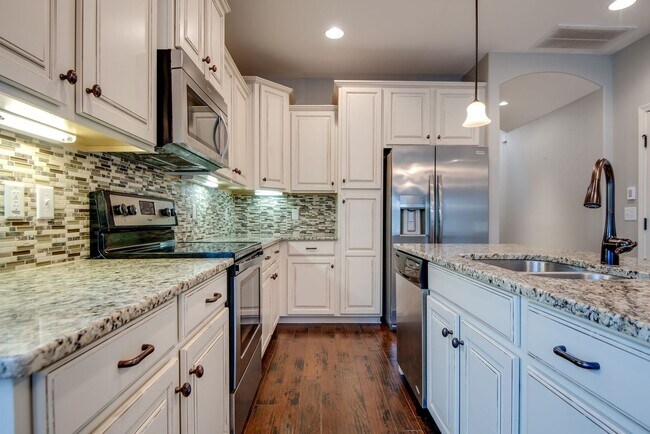 Building Photo - 3 Bed, 2.5 Bath End Unit Townhome w/ Garage