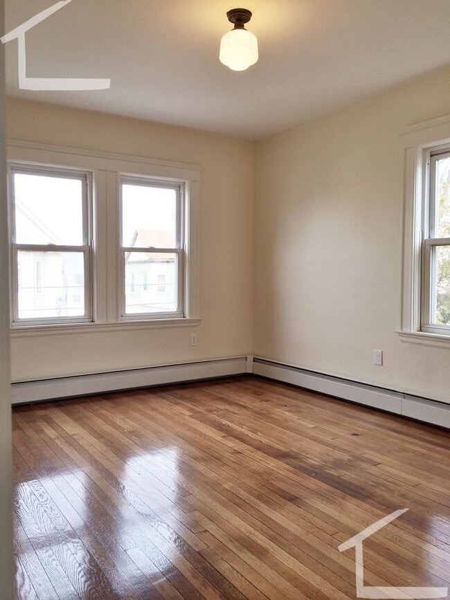 Building Photo - Rare Single Family 4BR/3BA w/laundry, parking, yard! 9/1