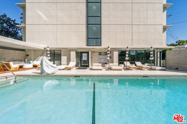 Building Photo - 818 N Doheny Dr