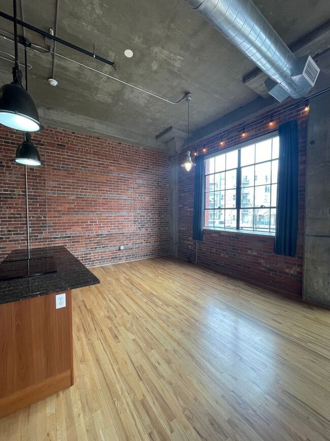 Building Photo - Charming Loft with Private Entrance & Pati...
