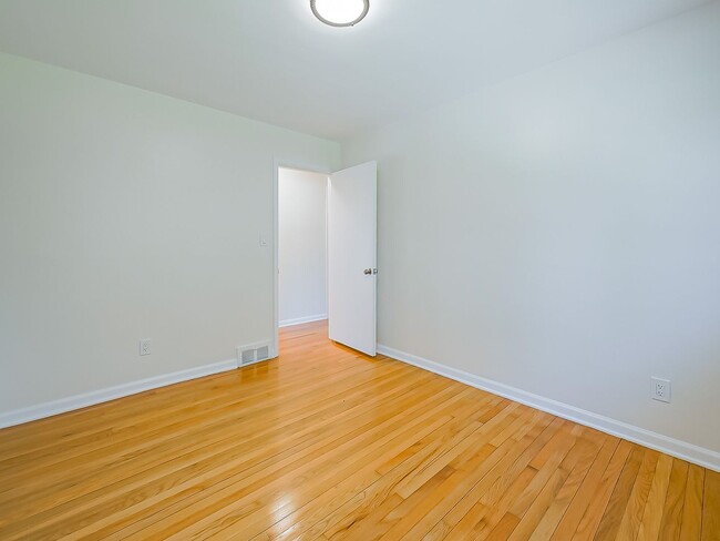 Building Photo - Spacious 3BR Home with Expansive 1-Acre Lot!