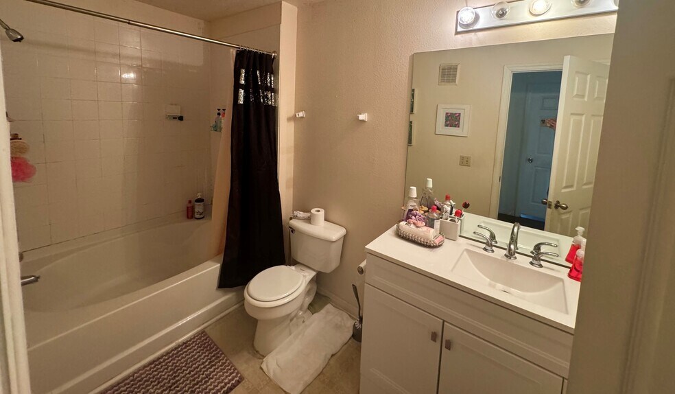 Building Photo - 1950 Summer Club Dr