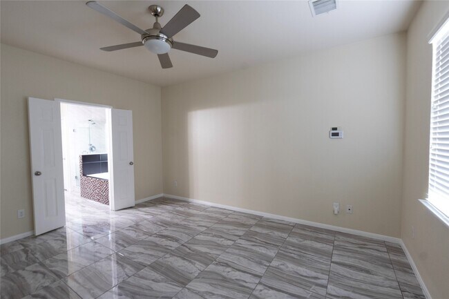 Building Photo - 6442 Wilshire Lakes