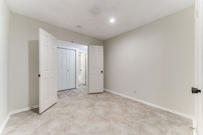 Building Photo - FANTASTIC 3-BEDROOM CONDO AT WHISPER HOLLOW