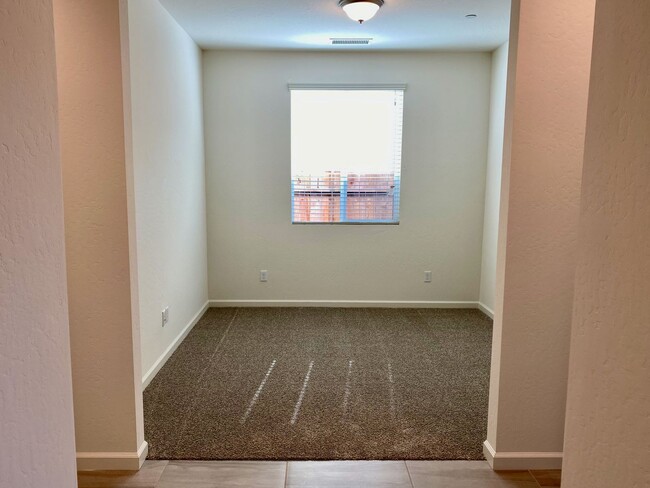 Building Photo - $2,450 Locan & Ashlan 3 Bedroom - Ashlan a...